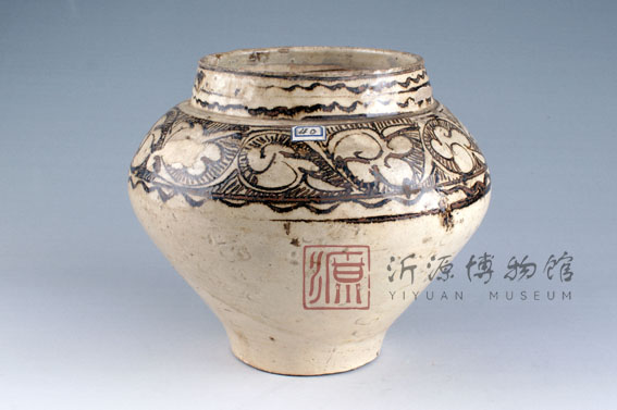元磁州窑白釉云纹瓷坛