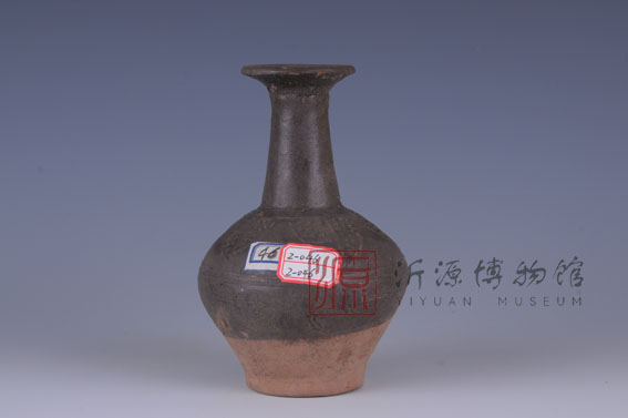 明树叶纹黑釉长颈瓷瓶