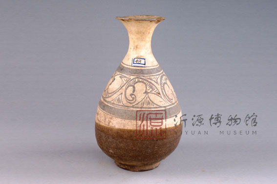 元磁州窑白釉云纹玉壶春瓷瓶
