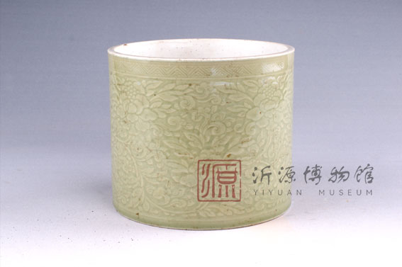 清景德镇窑青釉缠枝牡丹瓷笔筒