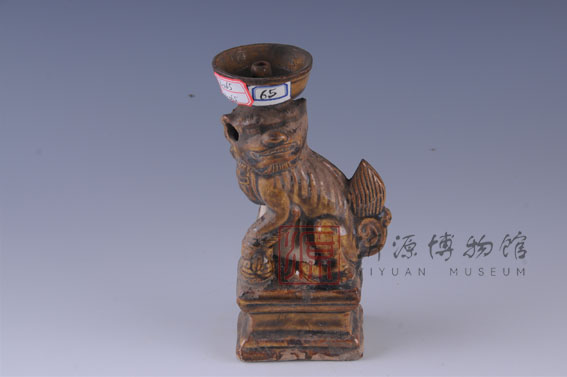 清黄釉狮子瓷灯