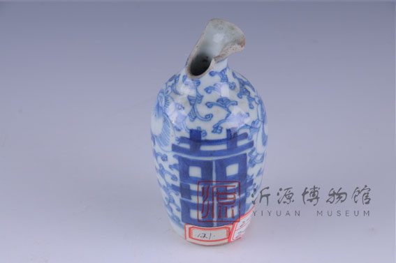 清双喜草叶纹青花瓷瓶
