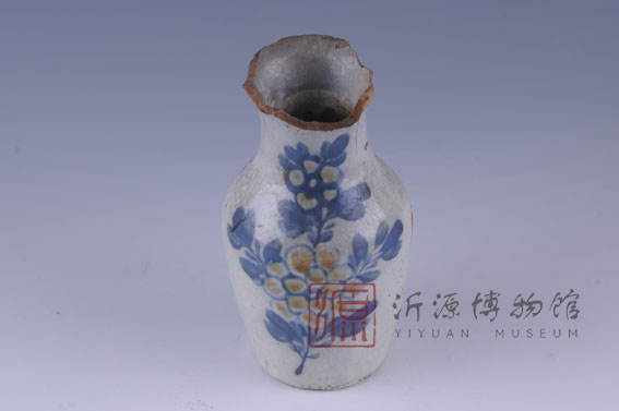 清花卉纹青花瓷瓶
