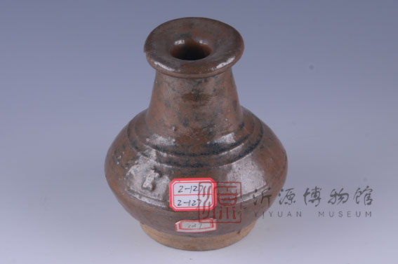 清褐釉弦纹长颈瓷瓶