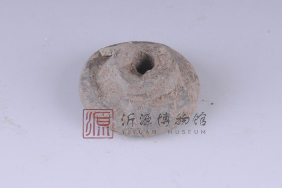 西周有孔灰陶拍（残）