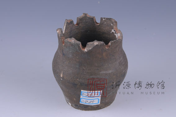 战国镂孔灰陶罐（残）