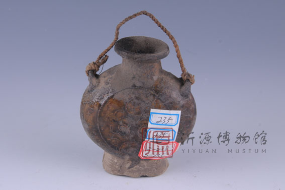 清酱釉缠枝花卉纹二系扁瓷壶