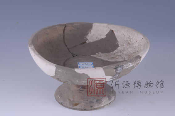 西周矮柄灰陶豆