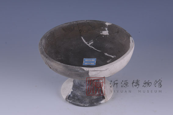西周矮柄灰陶豆