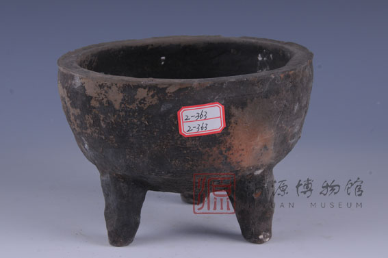 西周灰陶鼎
