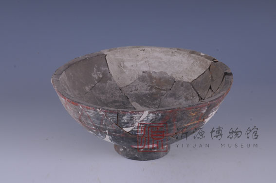 西周彩绘灰陶碗