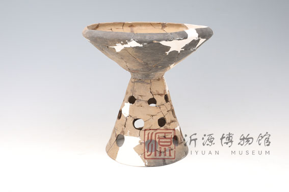 龙山文化时期镂空陶豆