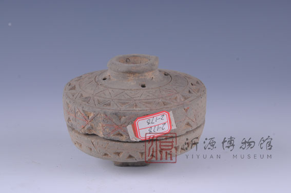 汉三角纹豆形彩绘灰陶香薰（残）